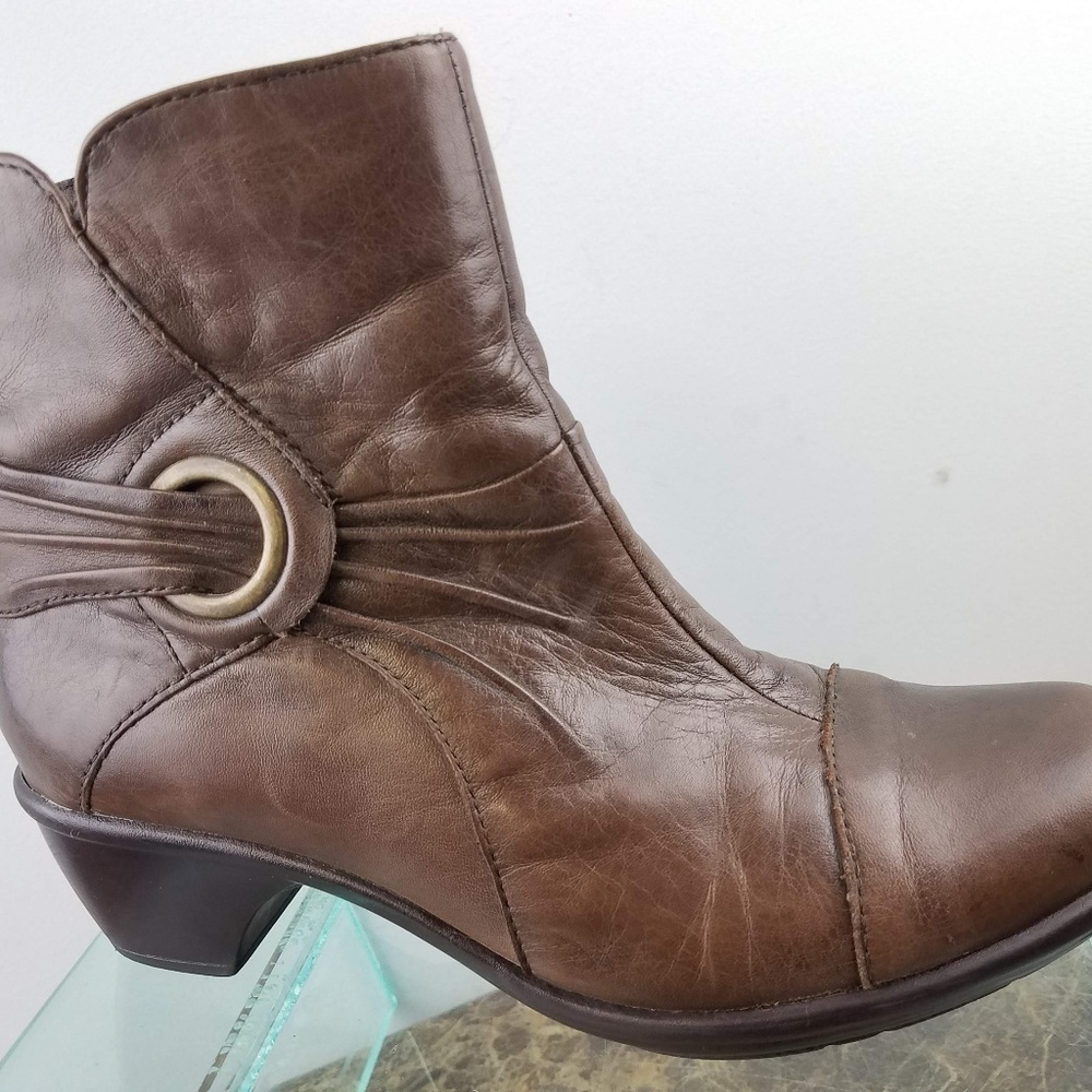 Clarks Brown Leather Cap Toe Ankle Booties 6.5M